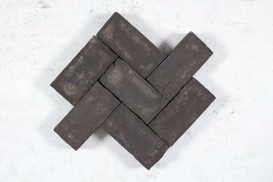 7 dark grey Durham clay paver bricks in alternating zigzag rows of 2 and 3. Free next-day UK delivery available.