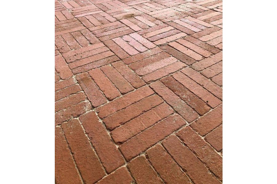 Close view of Spalding clay pavers from the Alpha collection, laid in blocks of 4 at right angles to each other.