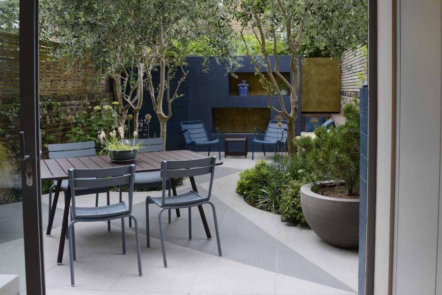 Sophisticated courtyard garden with trendy black and urban grey porcelain tiles in angular patterns.