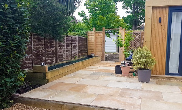 Mint sandstone patio with 900x600mm in stretcher bond paving pattern