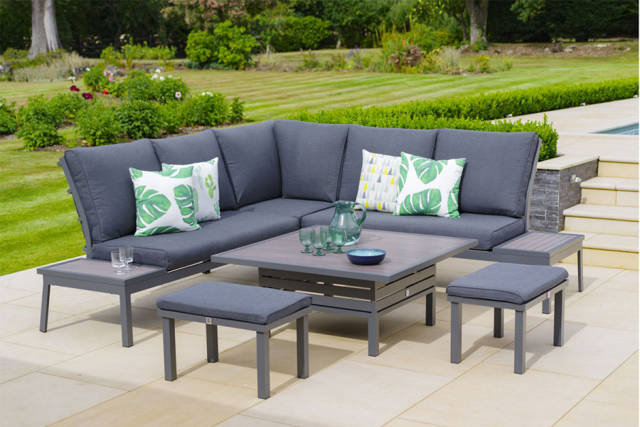 Work comfortable in the garden with garden furniture with an adjustable table and comfortable back. 