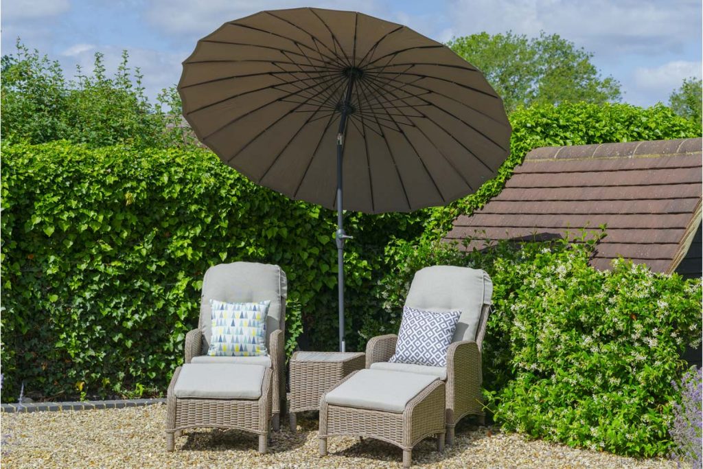 Our Mikado 2.5m Parasol sits perfectly over a lounger set, proving shade for all day relaxing. 