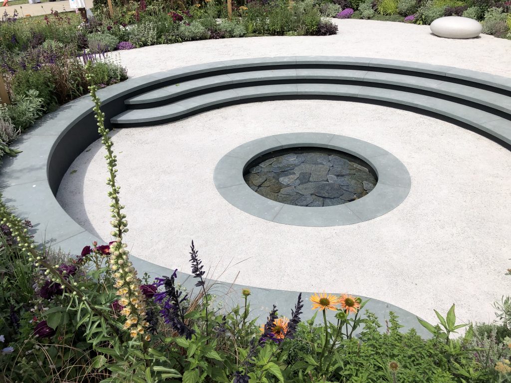 Jura Green Limestone is used to create curved steps for a stunning circular feature. 