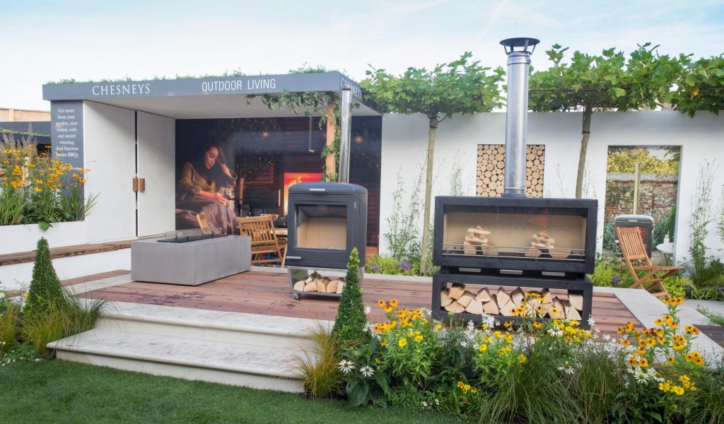 A perfect example of an outdoor space for relaxing and entertaining using our porcelain and sandstone.