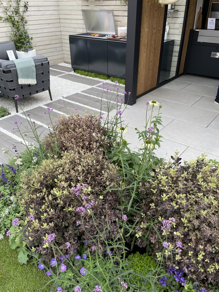 Porcelain Planks are paired with porcelain paving slabs to create a stunning pathway and paved area.