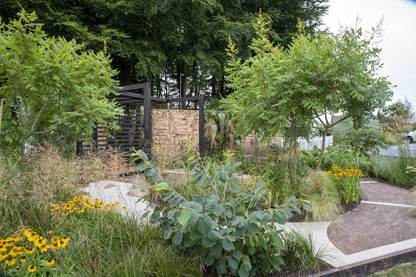 Show garden by Alex Pettitt at RHS Tatton Park 2022, with Venetian Beige porcelain patio paving and clay pavers.