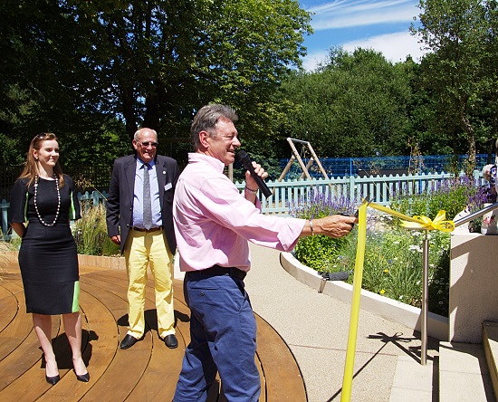 Alan Titchmarsh cuts the ribbon at Earl Mountbatten Hospice